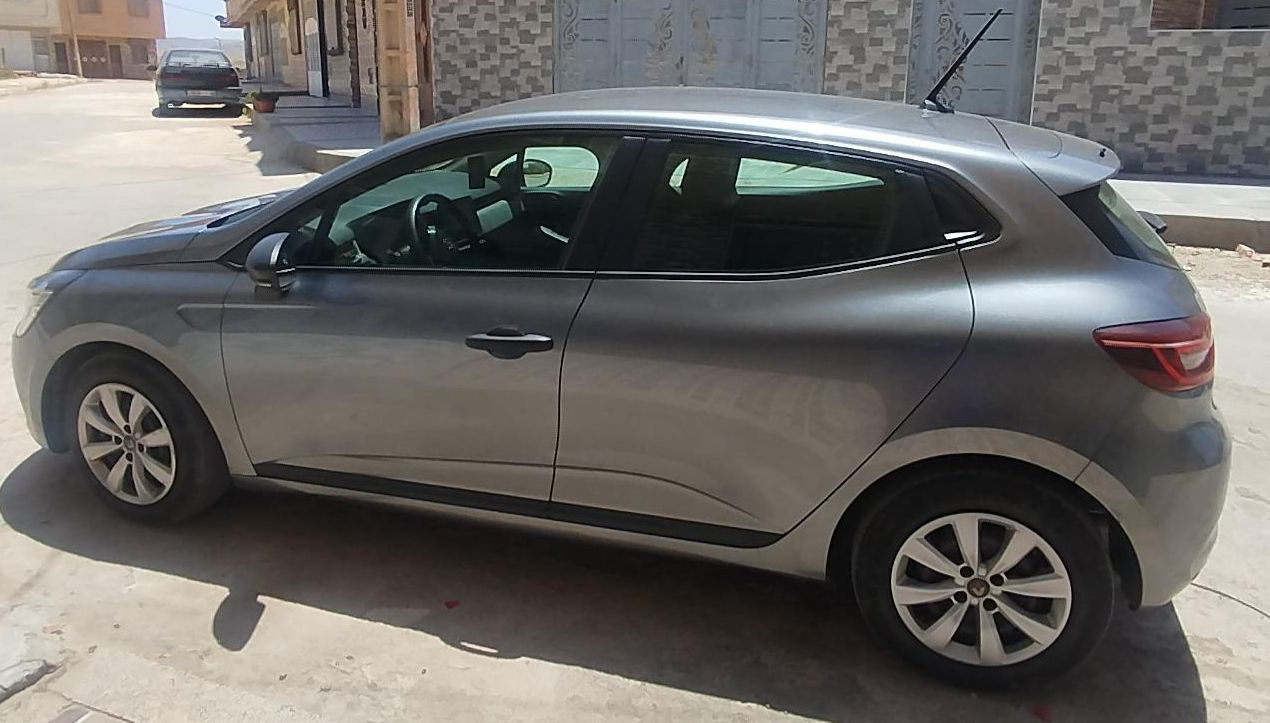 Rent Renault Clio 5 Grise in Oujda — photo 5
