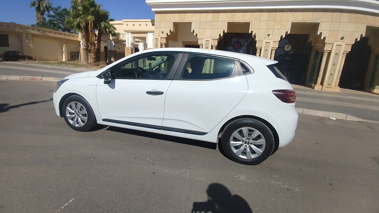 Rent Renault Clio 5 Blanche in Oujda — photo 3