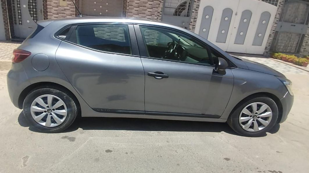 Rent Renault Clio 5 Grise in Oujda — photo 4