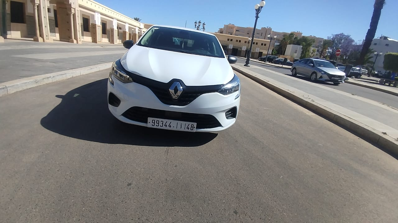 Rent Renault Clio 5 Blanche in Oujda — photo 2